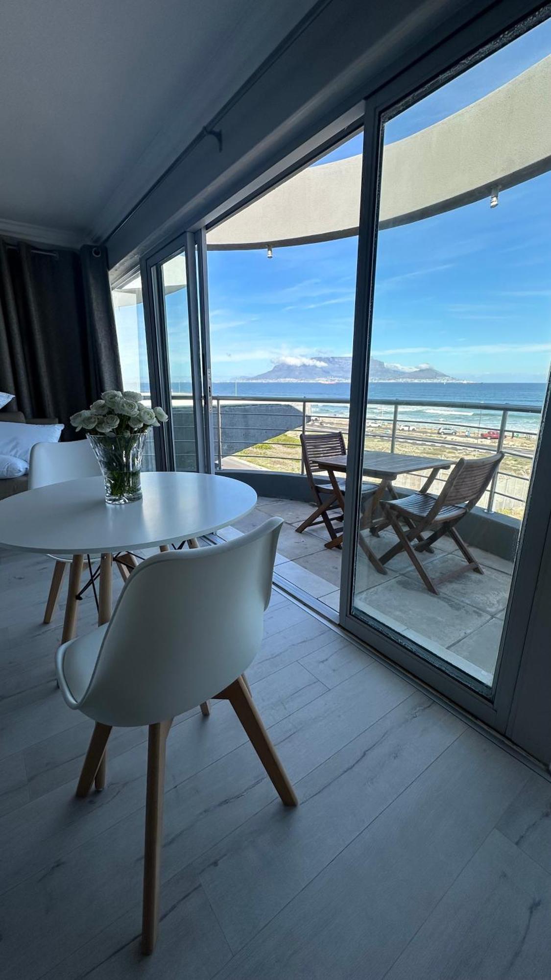 Oceansnest Guest House Bloubergstrand Exterior photo