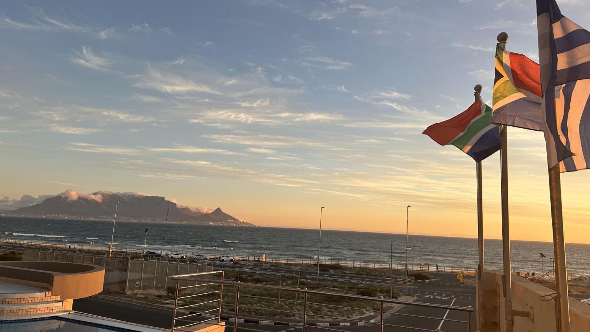 Oceansnest Guest House Bloubergstrand Exterior photo